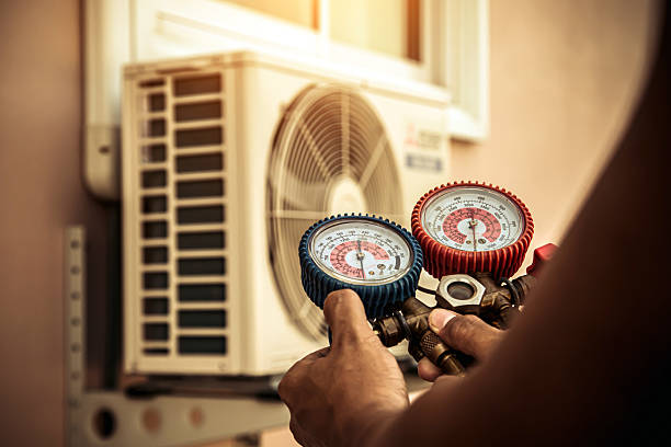 Professional Hvac technician working in Glidden, TX